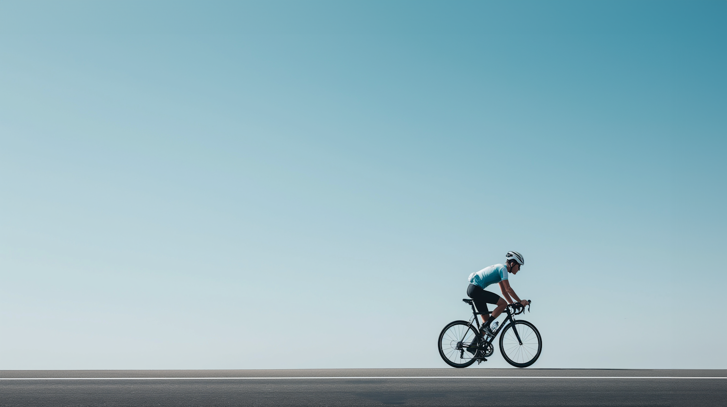 Radfahrerin auf offener Landstraße
